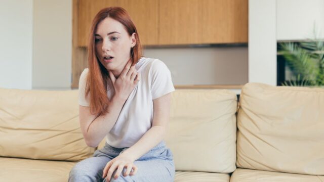 コリン性蕁麻疹が治らなくて焦る女性